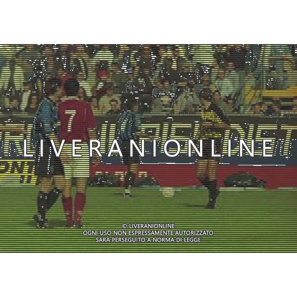 NEG-25-03-2001 PISA-CAMPIONATO DI CALCIO SERIE B PISA-LIVORNO 0-2 A TAVOLINO PER DISORDINI TRA LE TIFOSERIE NELLA FOTO L\'ARBITRO ANTONIO DATTILO SOSPENDE LA PARTITA AG ALDO LIVERANI SAS
