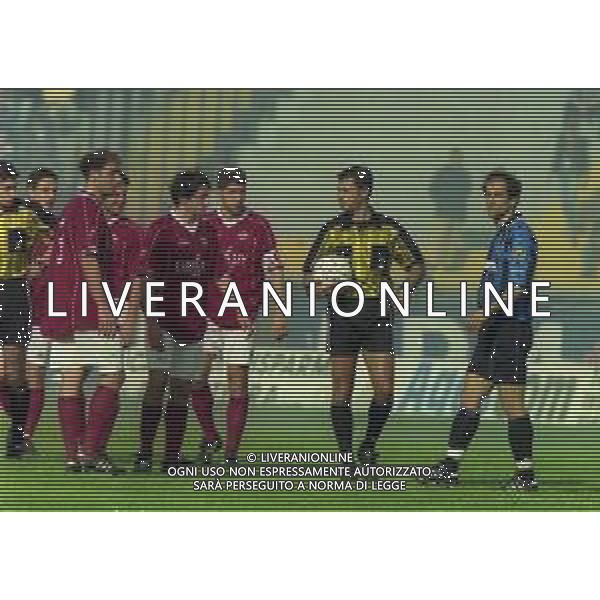 NEG-25-03-2001 PISA-CAMPIONATO DI CALCIO SERIE B PISA-LIVORNO 0-2 A TAVOLINO PER DISORDINI TRA LE TIFOSERIE NELLA FOTO L\'ARBITRO ANTONIO DATTILO SOSPENDE LA PARTITA AG ALDO LIVERANI SAS