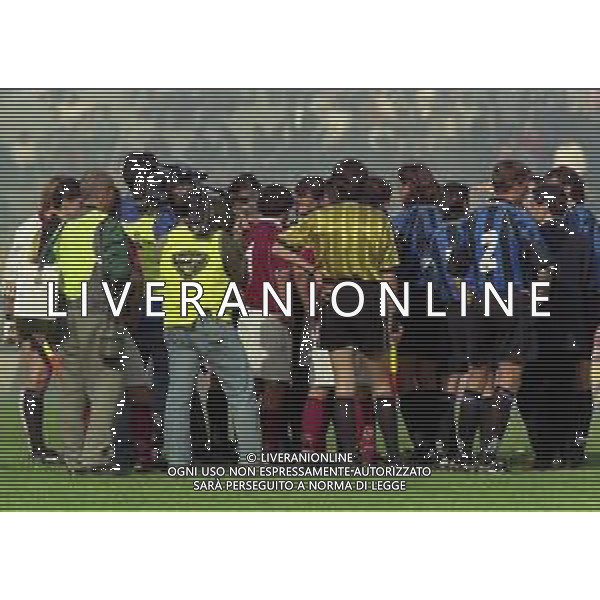 NEG-25-03-2001 PISA-CAMPIONATO DI CALCIO SERIE B PISA-LIVORNO 0-2 A TAVOLINO PER DISORDINI TRA LE TIFOSERIE NELLA FOTO L\'ARBITRO ANTONIO DATTILO SOSPENDE LA PARTITA AG ALDO LIVERANI SAS