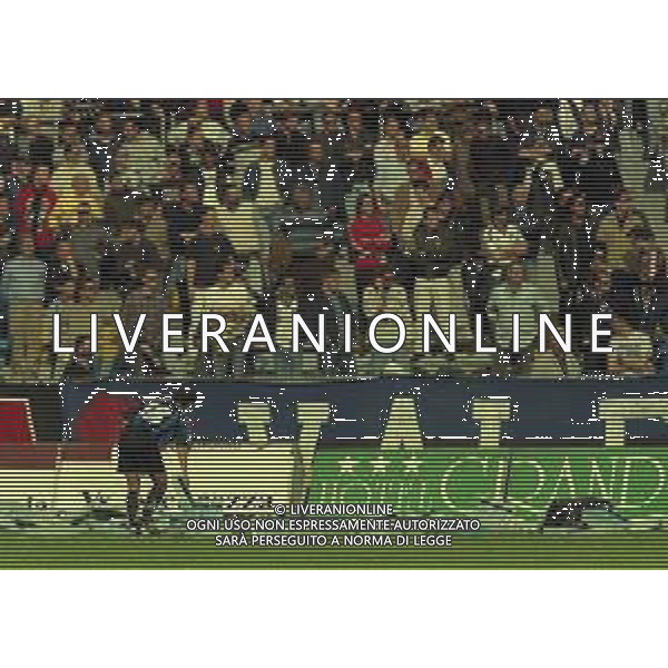 NEG-25-03-2001 PISA-CAMPIONATO DI CALCIO SERIE B PISA-LIVORNO 0-2 A TAVOLINO PER DISORDINI TRA LE TIFOSERIE NELLA FOTO SEGGIOLINI LANCIATI IN CAMPO AG ALDO LIVERANI SAS 