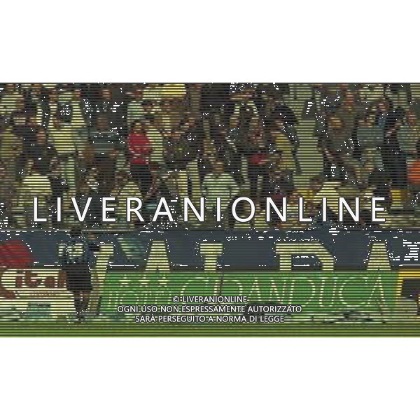 NEG-25-03-2001 PISA-CAMPIONATO DI CALCIO SERIE B PISA-LIVORNO 0-2 A TAVOLINO PER DISORDINI TRA LE TIFOSERIE NELLA FOTO SEGGIOLINI LANCIATI IN CAMPO AG ALDO LIVERANI SAS 