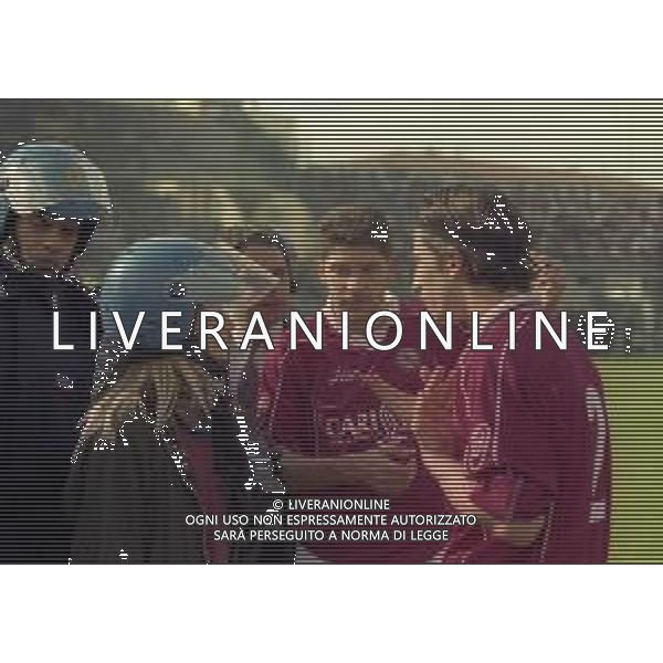 NEG-25-03-2001 PISA-CAMPIONATO DI CALCIO SERIE B PISA-LIVORNO 0-2 A TAVOLINO PER DISORDINI TRA LE TIFOSERIE NELLA FOTO UN DIRIGENTE DELLA POLIZIA DI STATO PARLA AI GIOCATORI DEL LIVORNO AG ALDO LIVERANI SAS