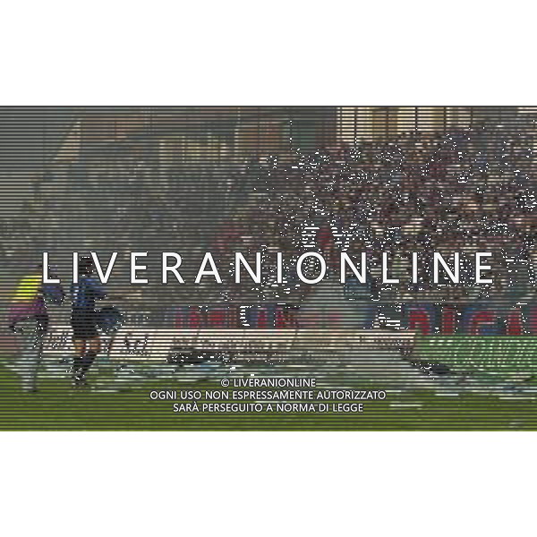 NEG-25-03-2001 PISA-CAMPIONATO DI CALCIO SERIE B PISA-LIVORNO 0-2 A TAVOLINO PER DISORDINI TRA LE TIFOSERIE NELLA FOTO SEGGIOLINI LANCIATI IN CAMPO AG ALDO LIVERANI SAS 