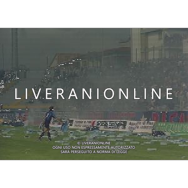 NEG-25-03-2001 PISA-CAMPIONATO DI CALCIO SERIE B PISA-LIVORNO 0-2 A TAVOLINO PER DISORDINI TRA LE TIFOSERIE NELLA FOTO SEGGIOLINI LANCIATI IN CAMPO AG ALDO LIVERANI SAS 