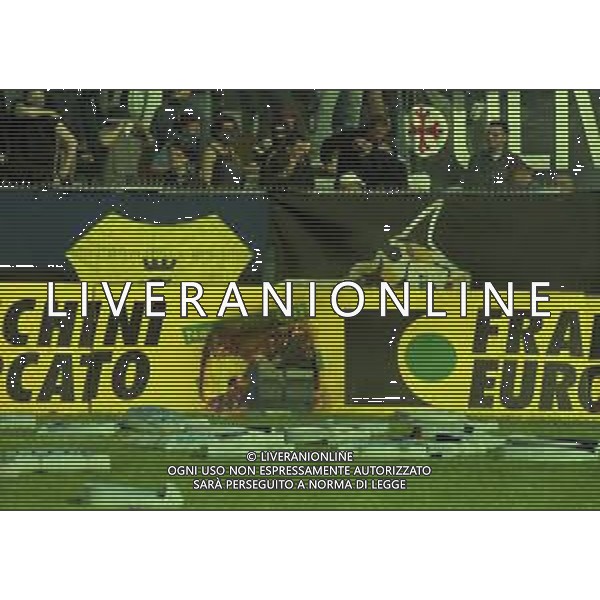 NEG-25-03-2001 PISA-CAMPIONATO DI CALCIO SERIE B PISA-LIVORNO 0-2 A TAVOLINO PER DISORDINI TRA LE TIFOSERIE NELLA FOTO SEGGIOLINI LANCIATI IN CAMPO AG ALDO LIVERANI SAS 