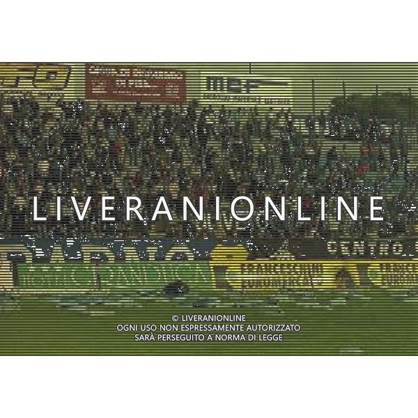 NEG-25-03-2001 PISA-CAMPIONATO DI CALCIO SERIE B PISA-LIVORNO 0-2 A TAVOLINO PER DISORDINI TRA LE TIFOSERIE NELLA FOTO SEGGIOLINI LANCIATI IN CAMPO AG ALDO LIVERANI SAS 