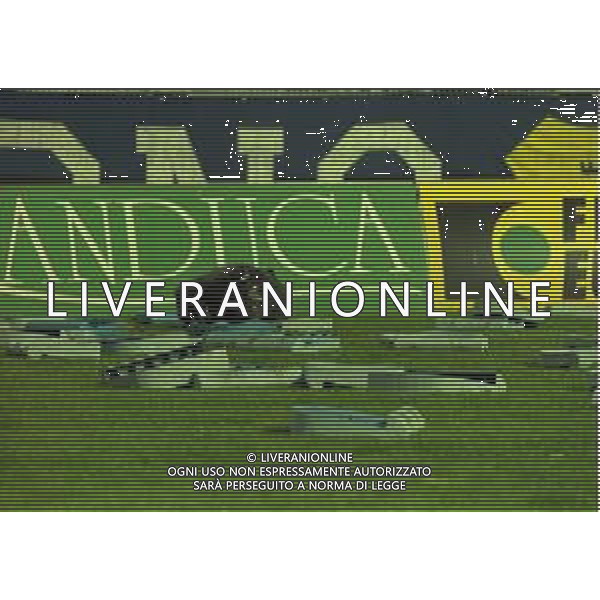 NEG-25-03-2001 PISA-CAMPIONATO DI CALCIO SERIE B PISA-LIVORNO 0-2 A TAVOLINO PER DISORDINI TRA LE TIFOSERIE NELLA FOTO SEGGIOLINI LANCIATI IN CAMPO AG ALDO LIVERANI SAS