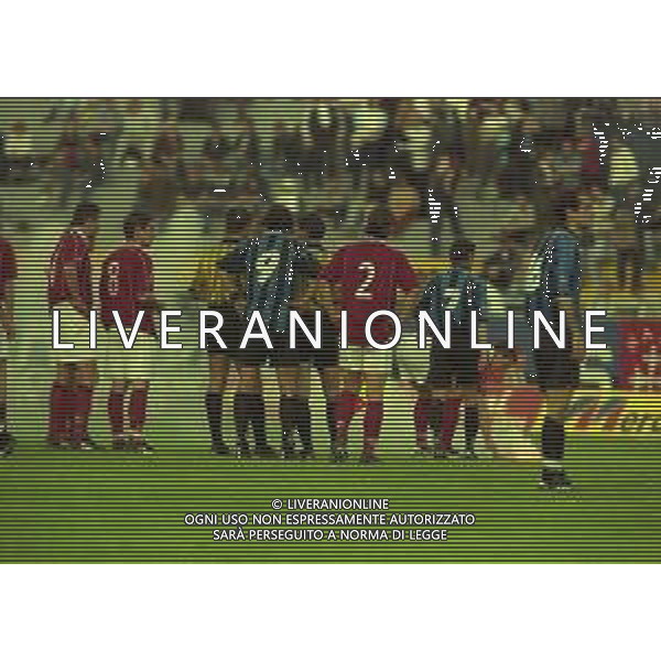 NEG-25-03-2001 PISA-CAMPIONATO DI CALCIO SERIE B PISA-LIVORNO 0-2 A TAVOLINO PER DISORDINI TRA LE TIFOSERIE NELLA FOTO L\'ARBITRO ANTONIO DATTILO SOSPENDE LA GARA AG ALDO LIVERANI SAS