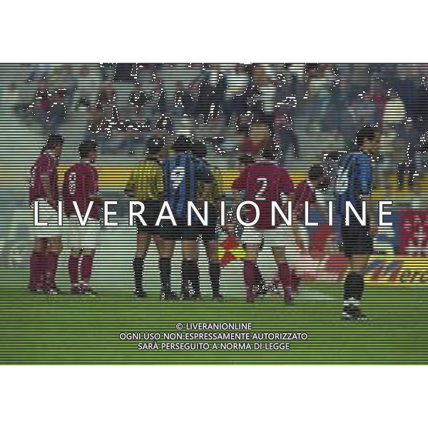 NEG-25-03-2001 PISA-CAMPIONATO DI CALCIO SERIE B PISA-LIVORNO 0-2 A TAVOLINO PER DISORDINI TRA LE TIFOSERIE NELLA FOTO L\'ARBITRO ANTONIO DATTILO SOSPENDE LA GARA AG ALDO LIVERANI SAS