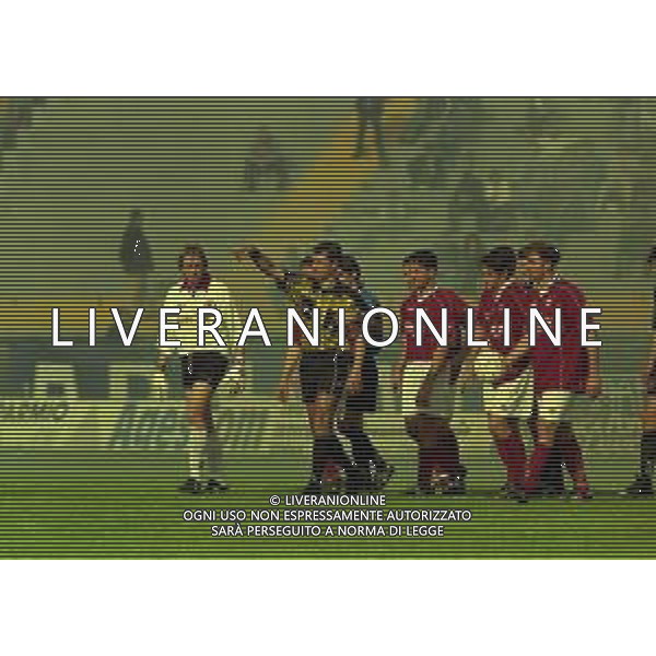 NEG-25-03-2001 PISA-CAMPIONATO DI CALCIO SERIE B PISA-LIVORNO 0-2 A TAVOLINO PER DISORDINI TRA LE TIFOSERIE NELLA FOTO L\'ARBITRO ANTONIO DATTILO SOSPENDE LA GARA AG ALDO LIVERANI SAS