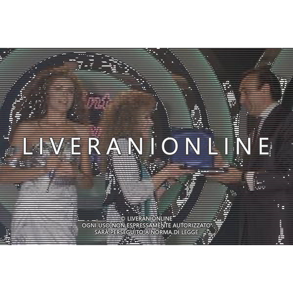 DIAP- RETROSPETTIVA LENA BIOLCATI CANTANTE NELLA FOTO LENA BIOLCATI A SAINT VINCENT ESTATE NELL’ANNO 1986 DURANTE LA PREMIAZIONE CON ELEONORA BRIGLIADORI E PIPPO BAUDO AG ALDO LIVERANI SAS