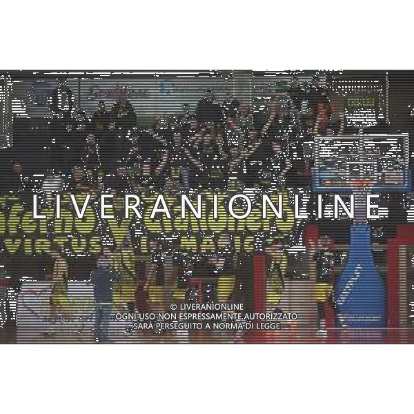 IMOLA 16 11 2025 VIRTUS IMOLA BASKET -ORASI RAVENNA SERIE B1 73-87 NELLA FOTO PROTESTA DEI TIFOSI DELLA VIRTUS IMOLA DOPO LA PARTITA ©SANNA - AG ALDO LIVERANI SAS