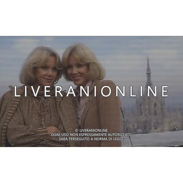 DIAP-RETROSPETTIVA ELLEN E ALICE KESSLER E BALLERINE NELLA FOTO ALICE E ELLEN KESSLER A MILANO NELL\'ANNO 1980 A TERRAZZA MARTINI AG ALDO LIVERANI SAS