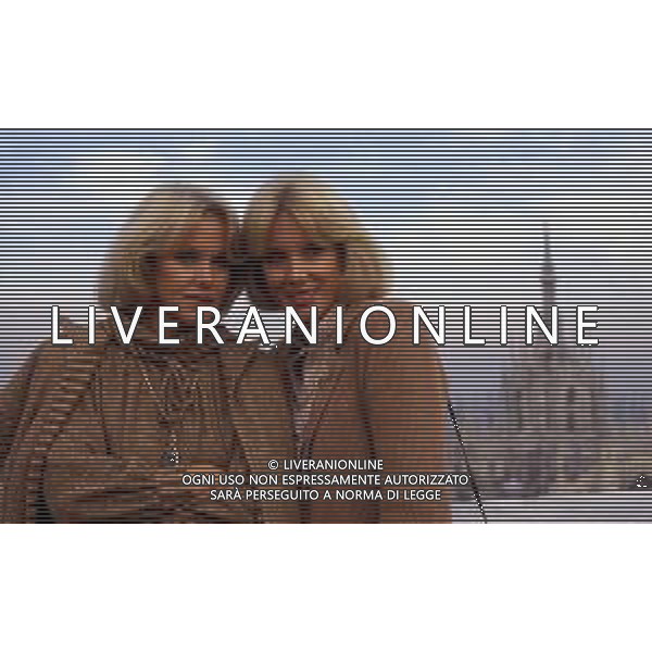 DIAP-RETROSPETTIVA ELLEN E ALICE KESSLER E BALLERINE NELLA FOTO ALICE E ELLEN KESSLER A MILANO NELL\'ANNO 1980 A TERRAZZA MARTINI AG ALDO LIVERANI SAS