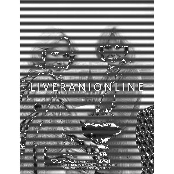 NEG-RETROSPETTIVA ELLEN E ALICE KESSLER E BALLERINE NELLA FOTO ALICE E ELLEN KESSLER A MILANO NELL\'ANNO 1980 A TERRAZZA MARTINI AG ALDO LIVERANI SAS