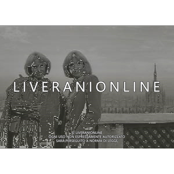 NEG-RETROSPETTIVA ELLEN E ALICE KESSLER E BALLERINE NELLA FOTO ALICE E ELLEN KESSLER A MILANO NELL\'ANNO 1980 A TERRAZZA MARTINI AG ALDO LIVERANI SAS