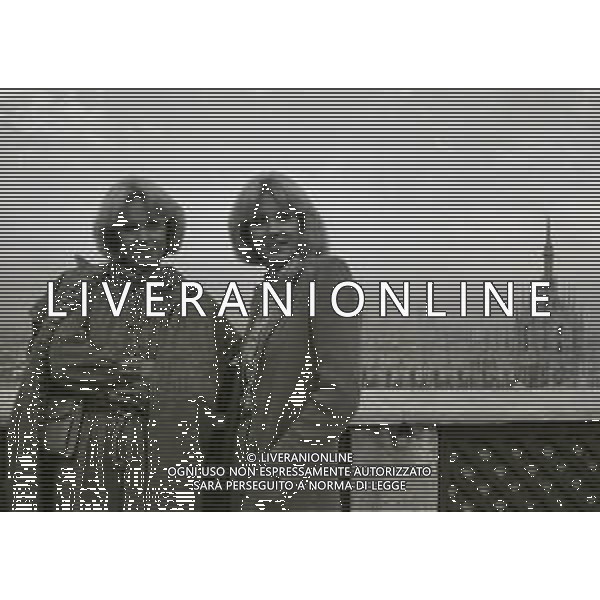 NEG-RETROSPETTIVA ELLEN E ALICE KESSLER E BALLERINE NELLA FOTO ALICE E ELLEN KESSLER A MILANO NELL\'ANNO 1980 A TERRAZZA MARTINI AG ALDO LIVERANI SAS