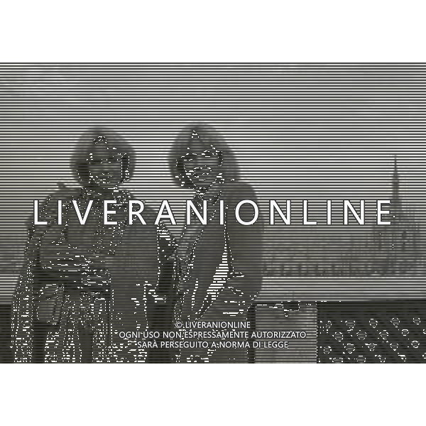 NEG-RETROSPETTIVA ELLEN E ALICE KESSLER E BALLERINE NELLA FOTO ALICE E ELLEN KESSLER A MILANO NELL\'ANNO 1980 A TERRAZZA MARTINI AG ALDO LIVERANI SAS