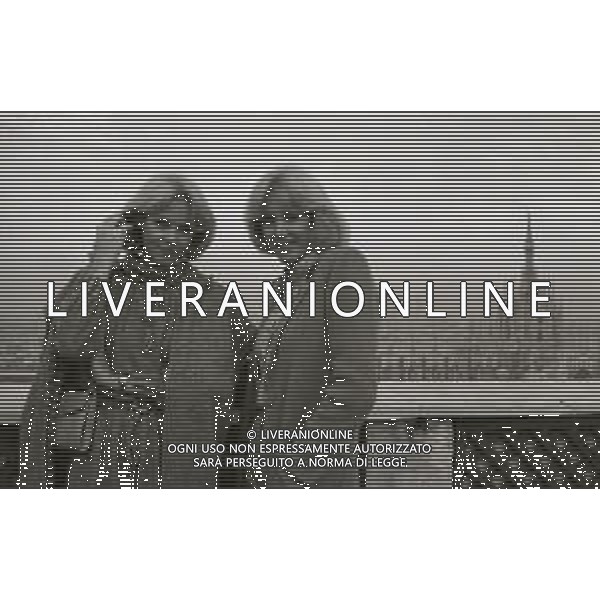 NEG-RETROSPETTIVA ELLEN E ALICE KESSLER E BALLERINE NELLA FOTO ALICE E ELLEN KESSLER A MILANO NELL\'ANNO 1980 A TERRAZZA MARTINI AG ALDO LIVERANI SAS