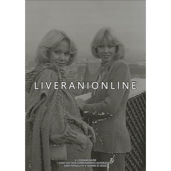 NEG-RETROSPETTIVA ELLEN E ALICE KESSLER E BALLERINE NELLA FOTO ALICE E ELLEN KESSLER A MILANO NELL\'ANNO 1980 A TERRAZZA MARTINI AG ALDO LIVERANI SAS