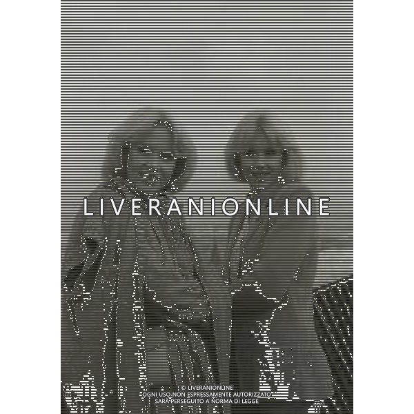 NEG-RETROSPETTIVA ELLEN E ALICE KESSLER E BALLERINE NELLA FOTO ALICE E ELLEN KESSLER A MILANO NELL\'ANNO 1980 A TERRAZZA MARTINI AG ALDO LIVERANI SAS