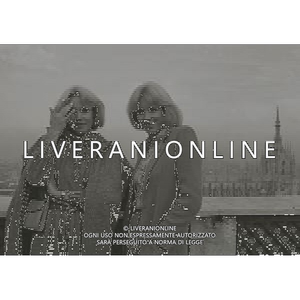 NEG-RETROSPETTIVA ELLEN E ALICE KESSLER E BALLERINE NELLA FOTO ALICE E ELLEN KESSLER A MILANO NELL\'ANNO 1980 A TERRAZZA MARTINI AG ALDO LIVERANI SAS