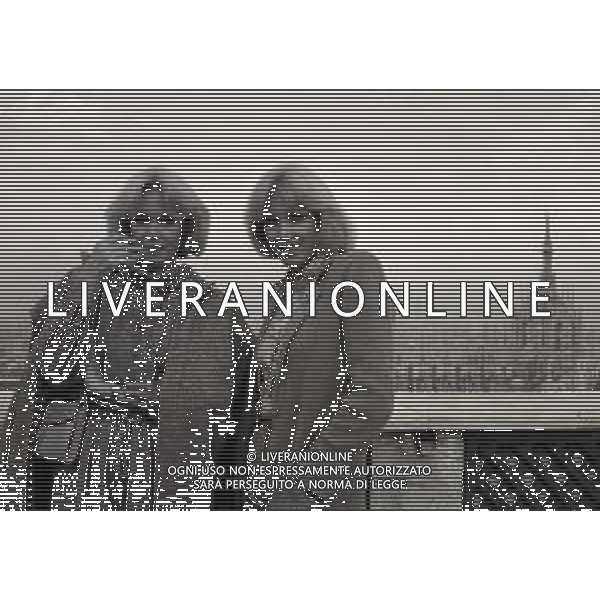 NEG-RETROSPETTIVA ELLEN E ALICE KESSLER E BALLERINE NELLA FOTO ALICE E ELLEN KESSLER A MILANO NELL\'ANNO 1980 A TERRAZZA MARTINI AG ALDO LIVERANI SAS