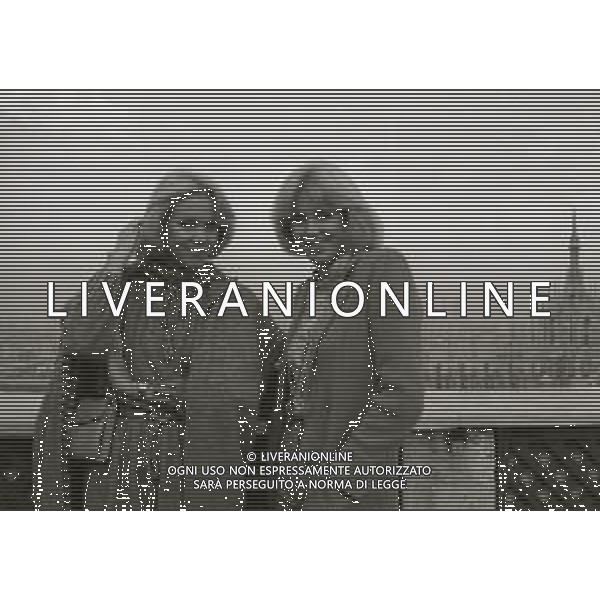 NEG-RETROSPETTIVA ELLEN E ALICE KESSLER E BALLERINE NELLA FOTO ALICE E ELLEN KESSLER A MILANO NELL\'ANNO 1980 A TERRAZZA MARTINI AG ALDO LIVERANI SAS