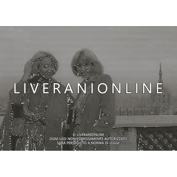 NEG-RETROSPETTIVA ELLEN E ALICE KESSLER E BALLERINE NELLA FOTO ALICE E ELLEN KESSLER A MILANO NELL\'ANNO 1980 A TERRAZZA MARTINI AG ALDO LIVERANI SAS