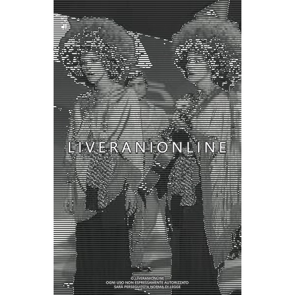 NEG-RETROSPETTIVA ELLEN E ALICE KESSLER BALLERINE NELLA FOTO ELLEN KESSLER E ALICE KESSLER NELL\'ANNO 1969 NELLA TRASMISSIONE CANZONISSIMA AG ALDO LIVERANI SAS 