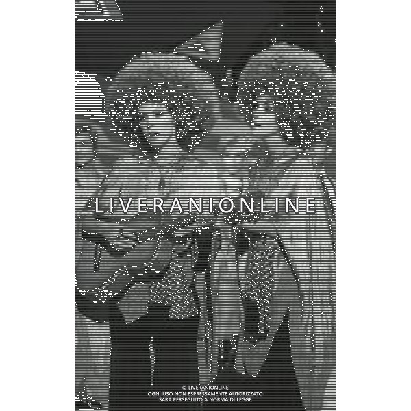 NEG-RETROSPETTIVA ELLEN E ALICE KESSLER BALLERINE NELLA FOTO ELLEN KESSLER E ALICE KESSLER NELL\'ANNO 1969 NELLA TRASMISSIONE CANZONISSIMA AG ALDO LIVERANI SAS 