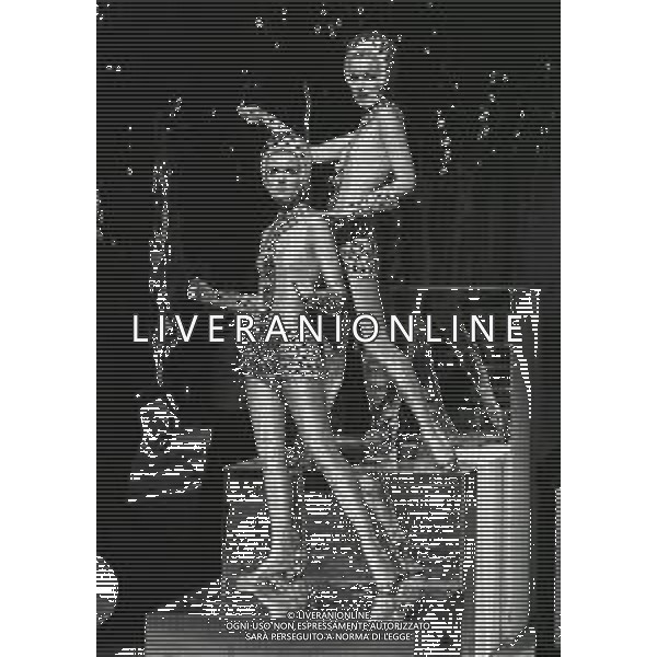 NEG-RETROSPETTIVA ELLEN E ALICE KESSLER BALLERINE NELLA FOTO ELLEN KESSLER E ALICE KESSLER NELL\'ANNO 1969 NELLA TRASMISSIONE CANZONISSIMA AG ALDO LIVERANI SAS 