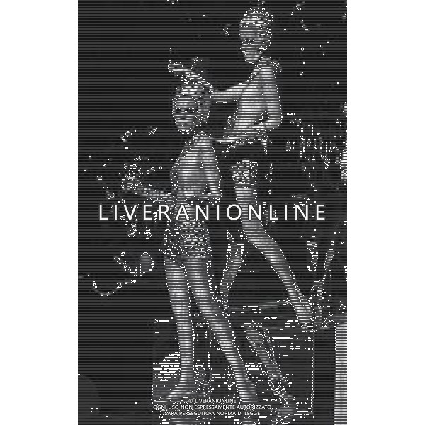 NEG-RETROSPETTIVA ELLEN E ALICE KESSLER BALLERINE NELLA FOTO ELLEN KESSLER E ALICE KESSLER NELL\'ANNO 1969 NELLA TRASMISSIONE CANZONISSIMA AG ALDO LIVERANI SAS 