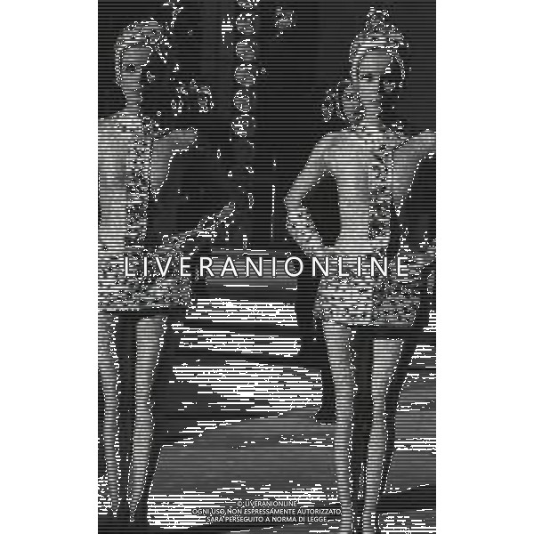 NEG-RETROSPETTIVA ELLEN E ALICE KESSLER BALLERINE NELLA FOTO ELLEN KESSLER E ALICE KESSLER NELL\'ANNO 1969 NELLA TRASMISSIONE CANZONISSIMA AG ALDO LIVERANI SAS 