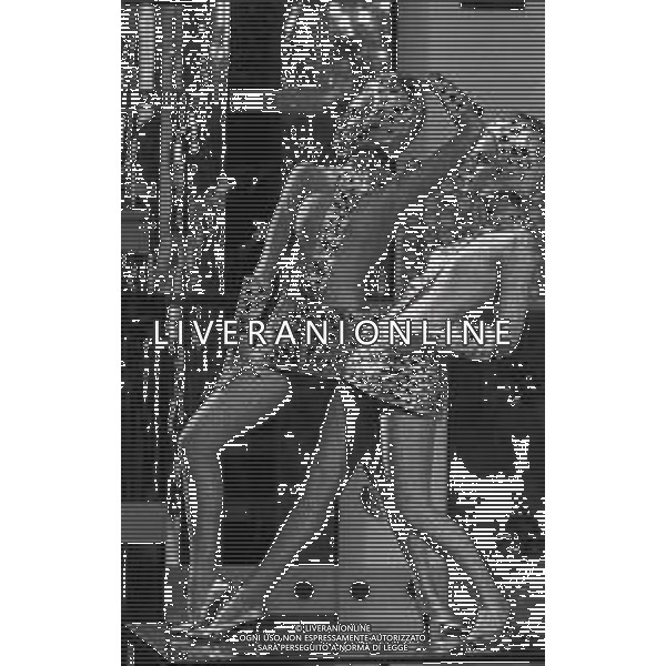 NEG-RETROSPETTIVA ELLEN E ALICE KESSLER BALLERINE NELLA FOTO ELLEN KESSLER E ALICE KESSLER NELL\'ANNO 1969 NELLA TRASMISSIONE CANZONISSIMA AG ALDO LIVERANI SAS 