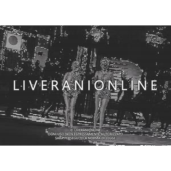 NEG-RETROSPETTIVA ELLEN E ALICE KESSLER BALLERINE NELLA FOTO ELLEN KESSLER E ALICE KESSLER NELL\'ANNO 1969 NELLA TRASMISSIONE CANZONISSIMA AG ALDO LIVERANI SAS 