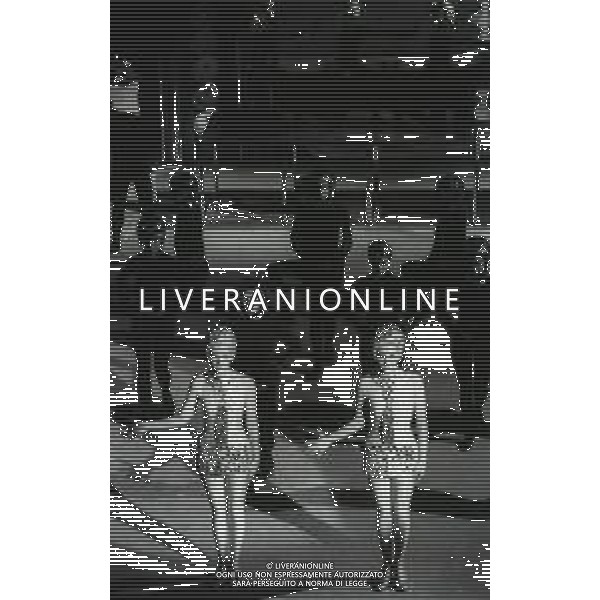 NEG-RETROSPETTIVA ELLEN E ALICE KESSLER BALLERINE NELLA FOTO ELLEN KESSLER E ALICE KESSLER NELL\'ANNO 1969 NELLA TRASMISSIONE CANZONISSIMA AG ALDO LIVERANI SAS 