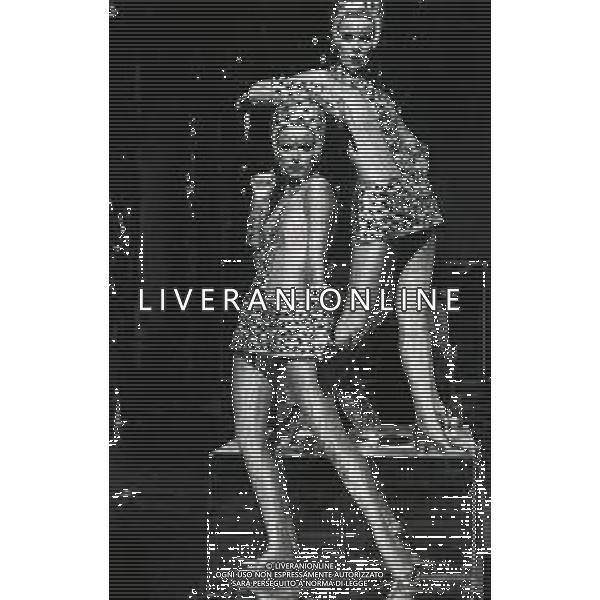 NEG-RETROSPETTIVA ELLEN E ALICE KESSLER BALLERINE NELLA FOTO ELLEN KESSLER E ALICE KESSLER NELL\'ANNO 1969 NELLA TRASMISSIONE CANZONISSIMA AG ALDO LIVERANI SAS 