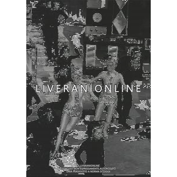 NEG-RETROSPETTIVA ELLEN E ALICE KESSLER BALLERINE NELLA FOTO ELLEN KESSLER E ALICE KESSLER NELL\'ANNO 1969 NELLA TRASMISSIONE CANZONISSIMA AG ALDO LIVERANI SAS 