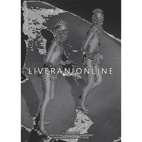 NEG-RETROSPETTIVA ELLEN E ALICE KESSLER BALLERINE NELLA FOTO ELLEN KESSLER E ALICE KESSLER NELL\'ANNO 1969 NELLA TRASMISSIONE CANZONISSIMA AG ALDO LIVERANI SAS 