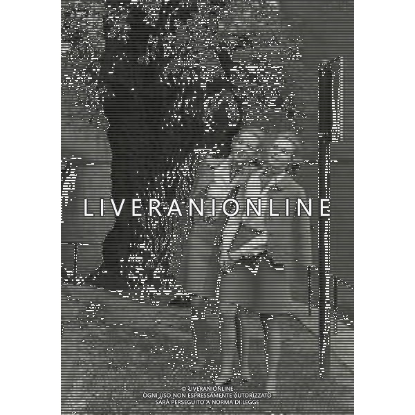 NEG-RETROSPETTIVA ELLEN E ALICE KESSLER BALLERINE NELLA FOTO ELLEN KESSLER E ALICE KESSLER NELL\'ANNO 1969 A ROMA AG ALDO LIVERANI SAS  