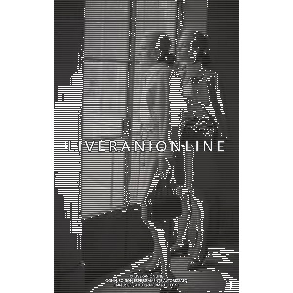 NEG-RETROSPETTIVA ELLEN E ALICE KESSLER BALLERINE NELLA FOTO ELLEN KESSLER E ALICE KESSLER NELL\'ANNO 1969 A ROMA AG ALDO LIVERANI SAS  