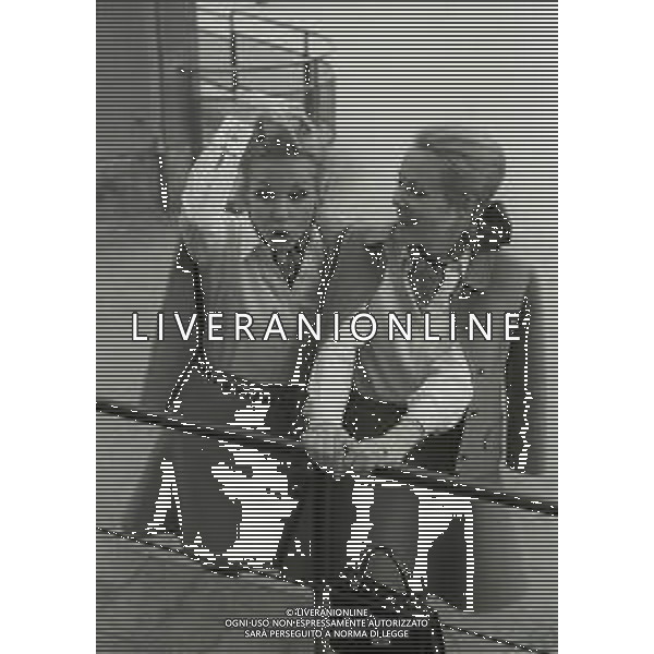 NEG-RETROSPETTIVA ELLEN E ALICE KESSLER BALLERINE NELLA FOTO ELLEN KESSLER E ALICE KESSLER NELL\'ANNO 1969 A ROMA AG ALDO LIVERANI SAS   