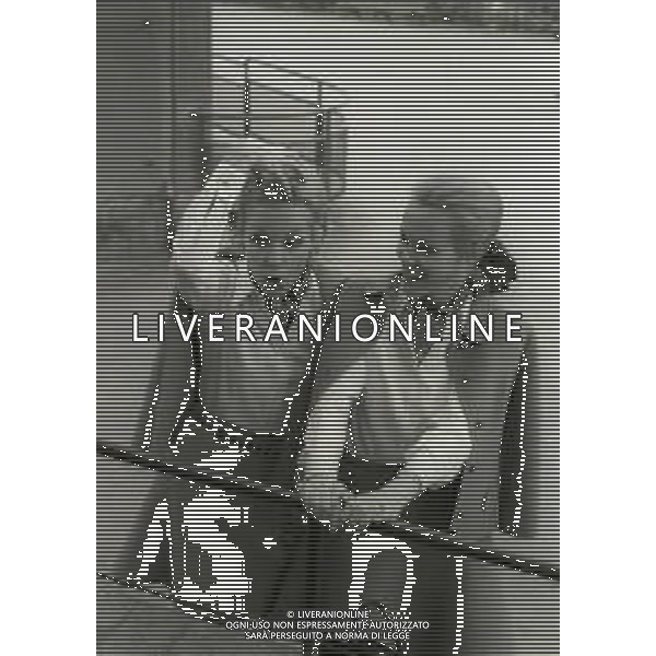 NEG-RETROSPETTIVA ELLEN E ALICE KESSLER BALLERINE NELLA FOTO ELLEN KESSLER E ALICE KESSLER NELL\'ANNO 1969 A ROMA AG ALDO LIVERANI SAS  