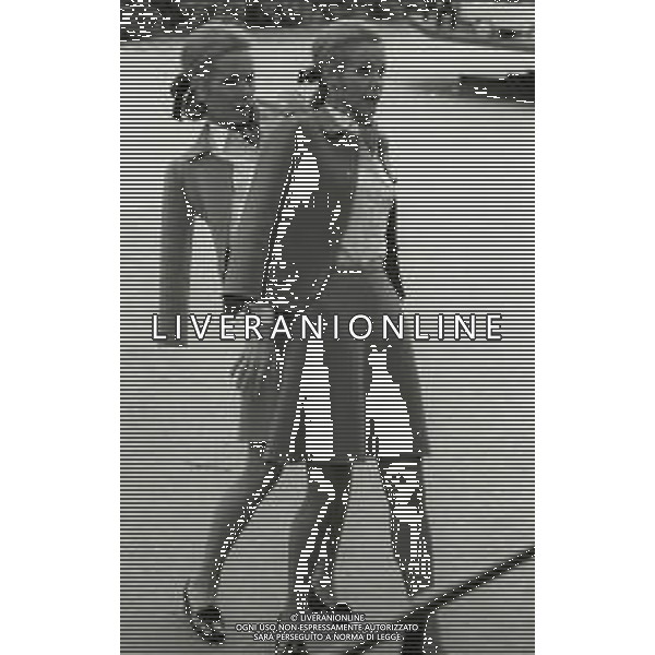 NEG-RETROSPETTIVA ELLEN E ALICE KESSLER BALLERINE NELLA FOTO ELLEN KESSLER E ALICE KESSLER NELL\'ANNO 1969 A ROMA AG ALDO LIVERANI SAS  