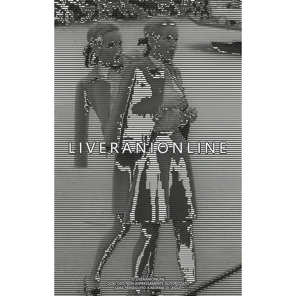 NEG-RETROSPETTIVA ELLEN E ALICE KESSLER BALLERINE NELLA FOTO ELLEN KESSLER E ALICE KESSLER NELL\'ANNO 1969 A ROMA AG ALDO LIVERANI SAS  