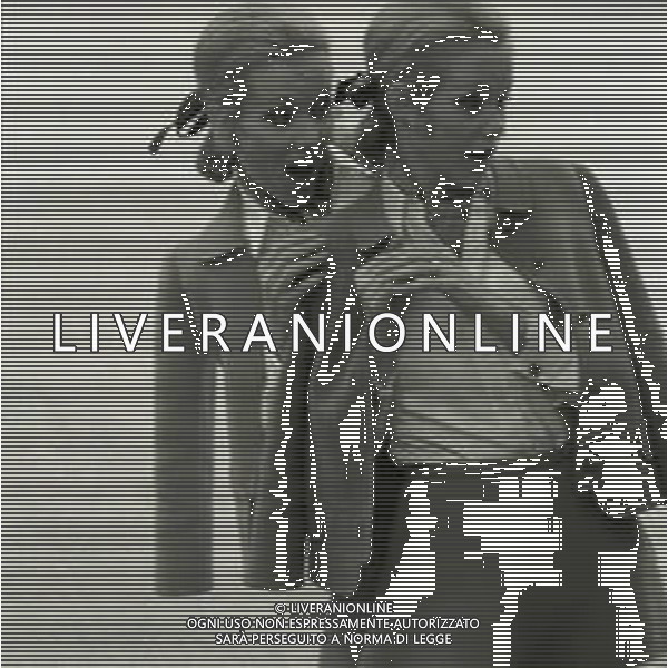 NEG-RETROSPETTIVA ELLEN E ALICE KESSLER BALLERINE NELLA FOTO ELLEN KESSLER E ALICE KESSLER NELL\'ANNO 1969 A ROMA AG ALDO LIVERANI SAS  