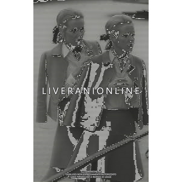 NEG-RETROSPETTIVA ELLEN E ALICE KESSLER BALLERINE NELLA FOTO ELLEN KESSLER E ALICE KESSLER NELL\'ANNO 1969 A ROMA AG ALDO LIVERANI SAS  