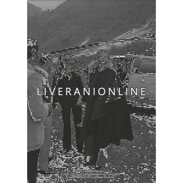 NEG-RETROSPETTIVA ELLEN E ALICE KESSLER E BALLERINE NELLA FOTO ALICE E ELLEN KESSLER IN VAL D\'AOSTA NELL\'ANNO 1972 AG ALDO LIVERANI SAS