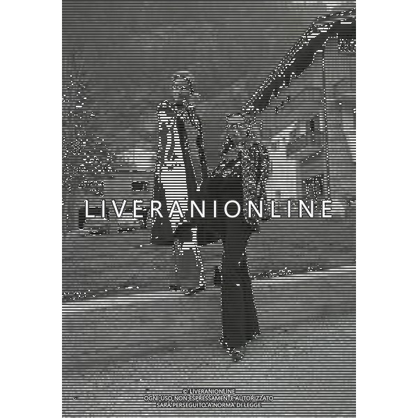 NEG-RETROSPETTIVA ELLEN E ALICE KESSLER E BALLERINE NELLA FOTO ALICE E ELLEN KESSLER IN VAL D\'AOSTA NELL\'ANNO 1972 AG ALDO LIVERANI SAS